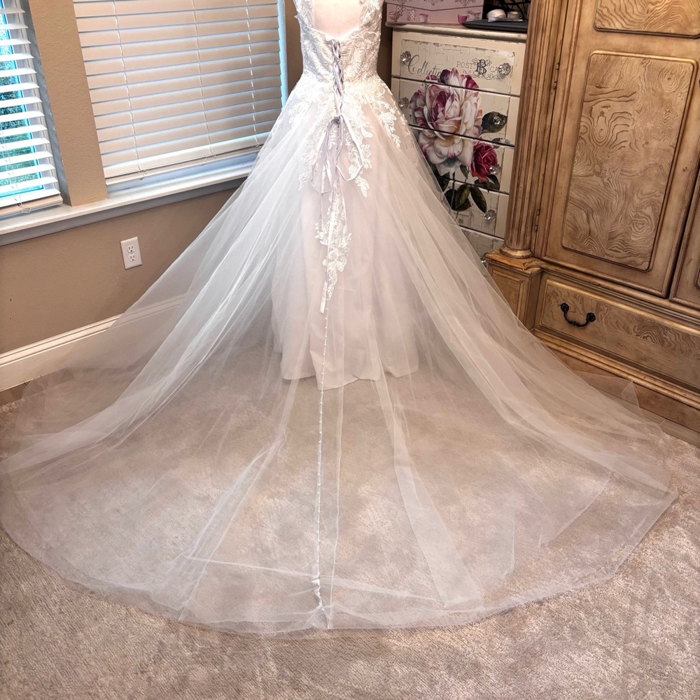 NEW White Wedding Dress, Wedding Dress with Train, Dress with Appliqués, Size LG - Picture 9 of 15